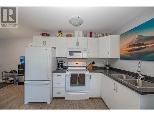 305 Baldy Place, Vernon, BC - Indoor Photo Showing Kitchen With Double Sink