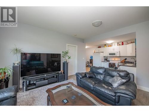 305 Baldy Place, Vernon, BC - Indoor Photo Showing Living Room