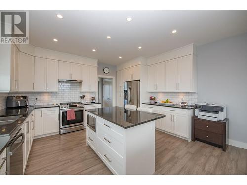 305 Baldy Place, Vernon, BC - Indoor Photo Showing Kitchen With Upgraded Kitchen