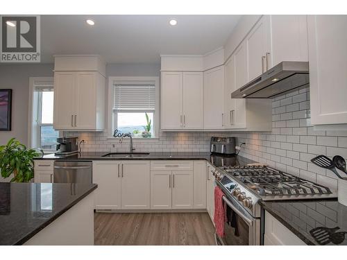 305 Baldy Place, Vernon, BC - Indoor Photo Showing Kitchen With Upgraded Kitchen