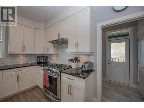 305 Baldy Place, Vernon, BC - Indoor Photo Showing Kitchen With Upgraded Kitchen