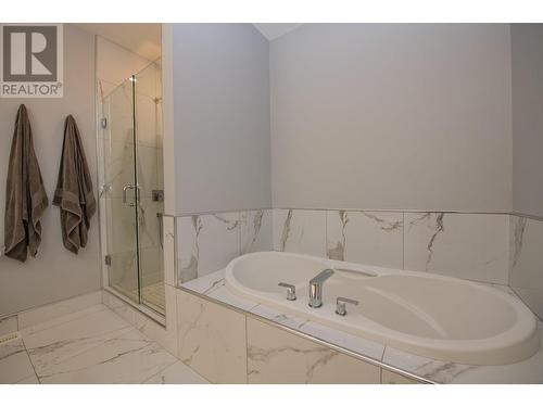 305 Baldy Place, Vernon, BC - Indoor Photo Showing Bathroom