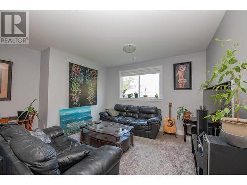 305 Baldy Place, Vernon, BC - Indoor Photo Showing Living Room