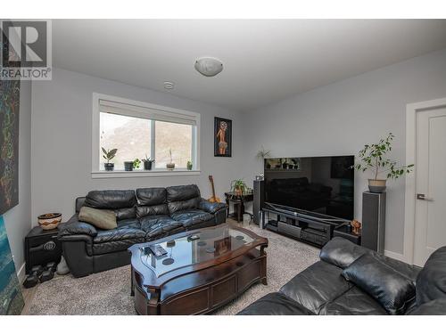 305 Baldy Place, Vernon, BC - Indoor Photo Showing Living Room