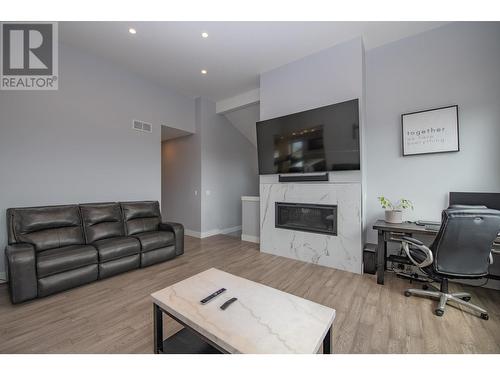 305 Baldy Place, Vernon, BC - Indoor Photo Showing Living Room