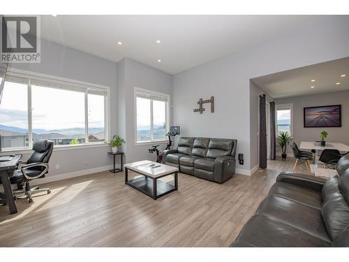 305 Baldy Place, Vernon, BC - Indoor Photo Showing Living Room