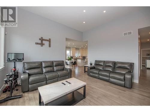 305 Baldy Place, Vernon, BC - Indoor Photo Showing Living Room