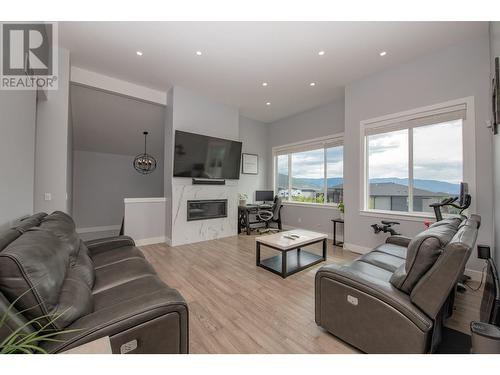 305 Baldy Place, Vernon, BC - Indoor Photo Showing Living Room