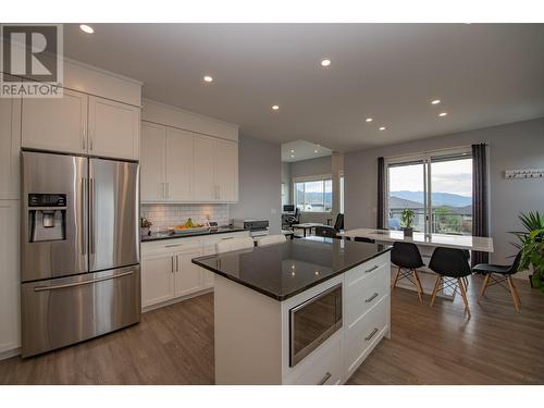 305 Baldy Place, Vernon, BC - Indoor Photo Showing Kitchen With Upgraded Kitchen