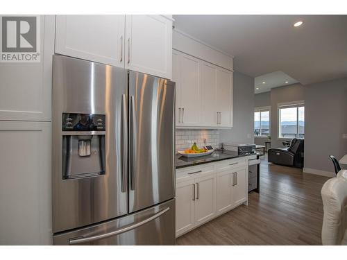 305 Baldy Place, Vernon, BC - Indoor Photo Showing Kitchen With Upgraded Kitchen