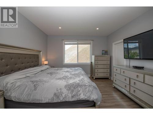 305 Baldy Place, Vernon, BC - Indoor Photo Showing Bedroom