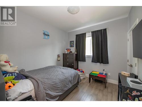 305 Baldy Place, Vernon, BC - Indoor Photo Showing Bedroom