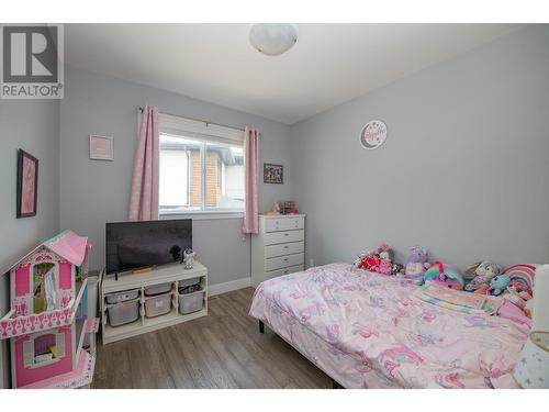 305 Baldy Place, Vernon, BC - Indoor Photo Showing Bedroom