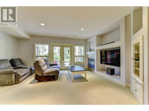 2168 Chilcotin Crescent, Kelowna, BC - Indoor Photo Showing Living Room With Fireplace