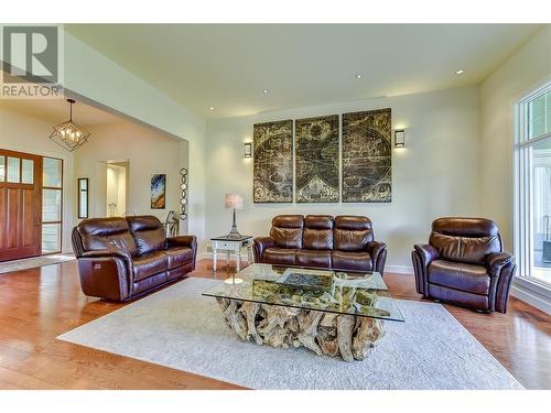 2168 Chilcotin Crescent, Kelowna, BC - Indoor Photo Showing Living Room