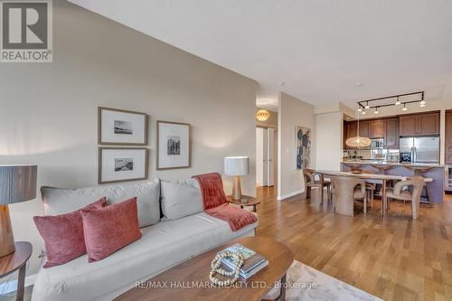 900 Mount Pleasant Road, Toronto (Mount Pleasant West), ON - Indoor Photo Showing Living Room