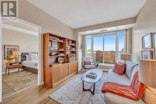 900 Mount Pleasant Road, Toronto (Mount Pleasant West), ON - Indoor Photo Showing Living Room