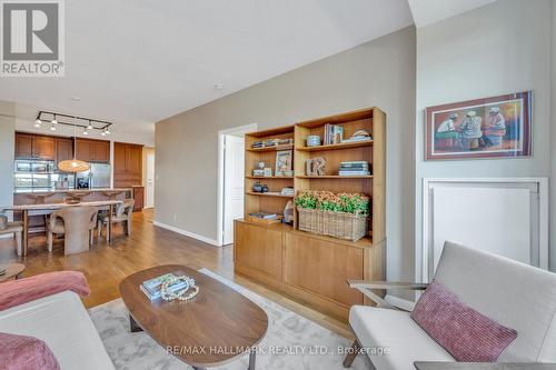 900 Mount Pleasant Road, Toronto, ON - Indoor Photo Showing Living Room