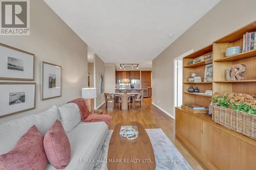 900 Mount Pleasant Road, Toronto, ON - Indoor Photo Showing Living Room