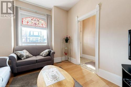 435 Catharine Street N, Hamilton, ON - Indoor Photo Showing Living Room