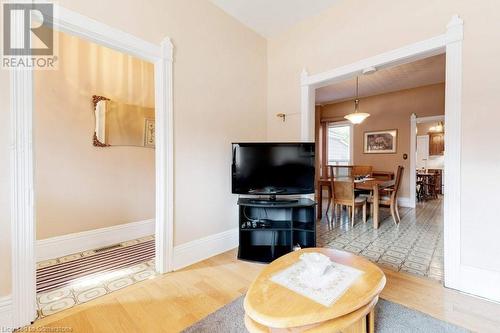 435 Catharine Street N, Hamilton, ON - Indoor Photo Showing Living Room