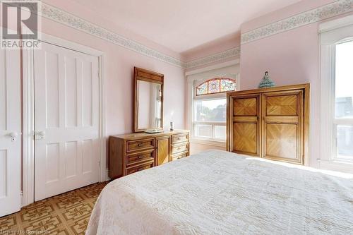 435 Catharine Street N, Hamilton, ON - Indoor Photo Showing Bedroom