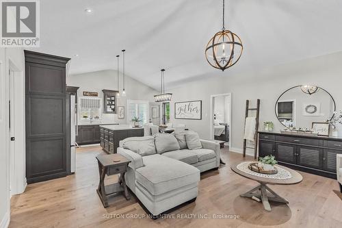 170 Summerset Drive, Barrie, ON - Indoor Photo Showing Living Room