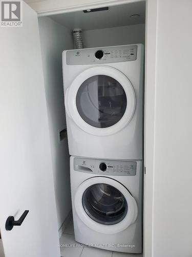 422 - 60 George Butchart Drive, Toronto (Downsview-Roding-Cfb), ON - Indoor Photo Showing Laundry Room