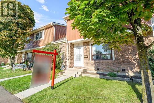 76 - 98 Falconer Drive, Mississauga (Streetsville), ON - Outdoor