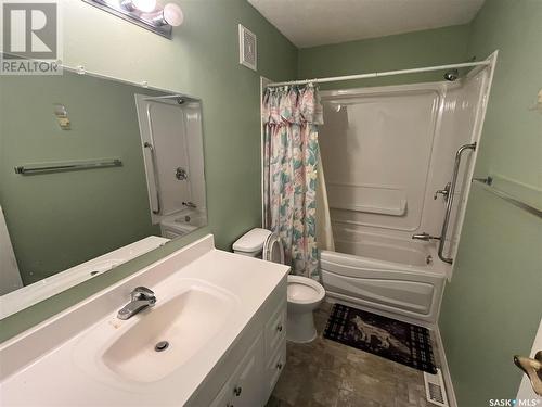 702 Portage Avenue, Wadena, SK - Indoor Photo Showing Bathroom