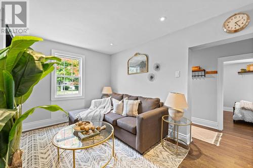 79 Victoria Avenue N, Kawartha Lakes (Lindsay), ON - Indoor Photo Showing Living Room