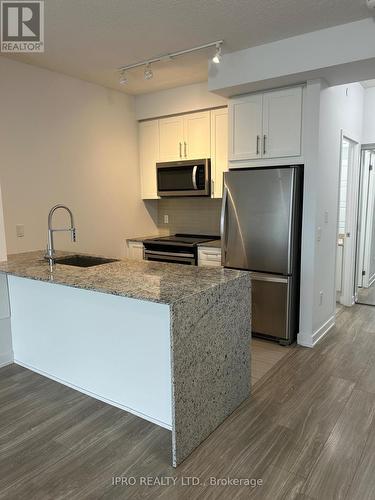 810 - 4085 Parkside Village Drive, Mississauga, ON - Indoor Photo Showing Kitchen