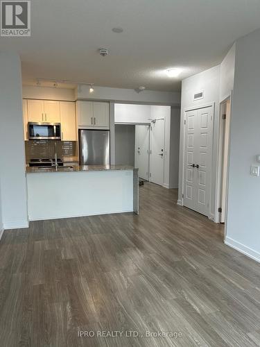 810 - 4085 Parkside Village Drive, Mississauga, ON - Indoor Photo Showing Kitchen