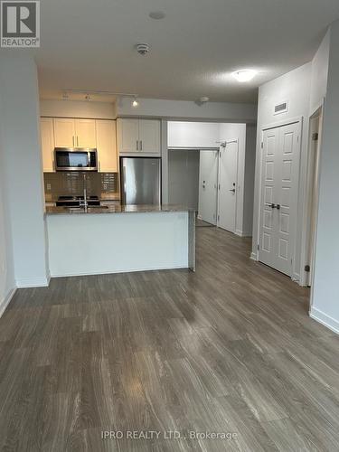 810 - 4085 Parkside Village Drive, Mississauga, ON - Indoor Photo Showing Kitchen