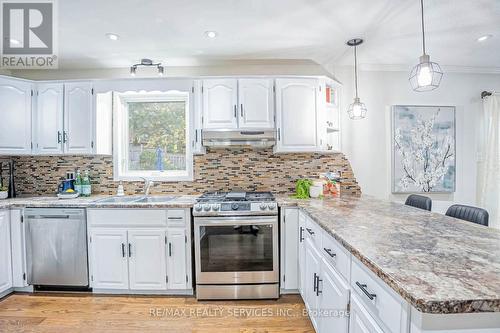 118 Parkedge Street, Guelph/Eramosa (Rockwood), ON - Indoor Photo Showing Kitchen With Double Sink With Upgraded Kitchen