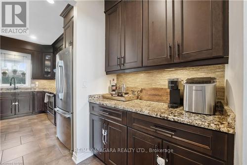 82 Creekside Drive, Welland, ON - Indoor Photo Showing Kitchen With Upgraded Kitchen