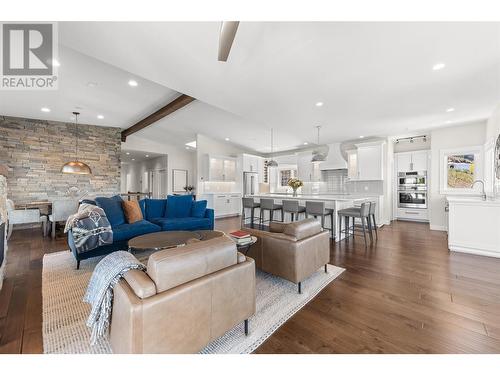 647 Royal Pine Drive, Kelowna, BC - Indoor Photo Showing Living Room