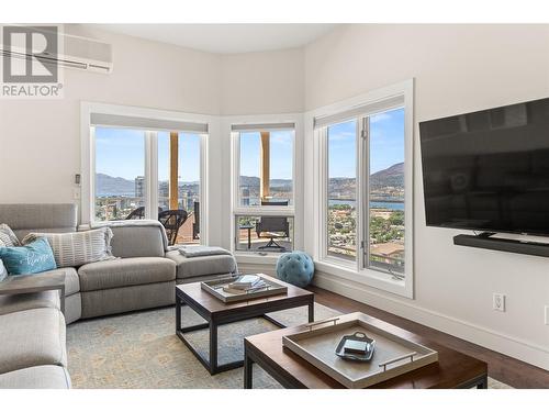 647 Royal Pine Drive, Kelowna, BC - Indoor Photo Showing Living Room