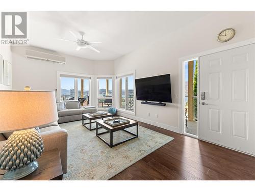 647 Royal Pine Drive, Kelowna, BC - Indoor Photo Showing Living Room