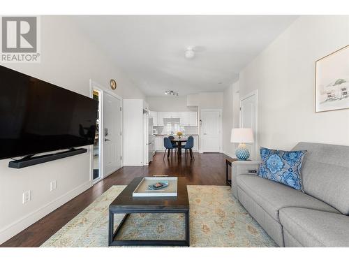 647 Royal Pine Drive, Kelowna, BC - Indoor Photo Showing Living Room