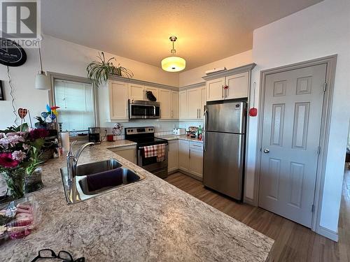 1544 117 Avenue, Dawson Creek, BC - Indoor Photo Showing Kitchen With Double Sink