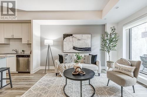 B602 - 5279 Highway  7 Road, Vaughan, ON - Indoor Photo Showing Living Room