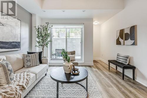 B602 - 5279 Highway  7 Road, Vaughan, ON - Indoor Photo Showing Living Room