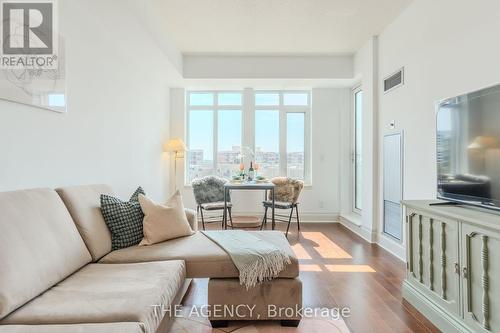 619 - 111 Upper Duke Crescent, Markham (Unionville), ON - Indoor Photo Showing Living Room