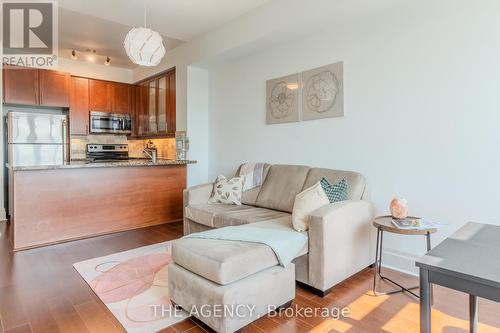 619 - 111 Upper Duke Crescent, Markham (Unionville), ON - Indoor Photo Showing Kitchen