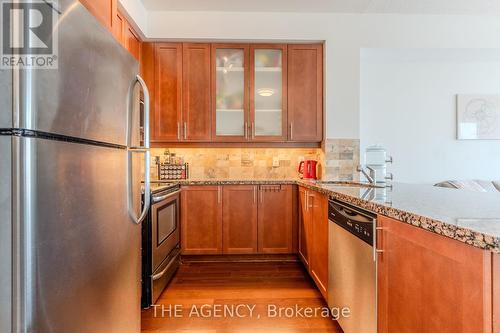 619 - 111 Upper Duke Crescent, Markham (Unionville), ON - Indoor Photo Showing Kitchen With Stainless Steel Kitchen