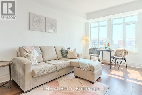 619 - 111 Upper Duke Crescent, Markham (Unionville), ON - Indoor Photo Showing Living Room