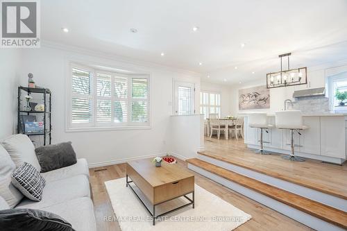 31 Guthrie Crescent, Whitby, ON - Indoor Photo Showing Living Room