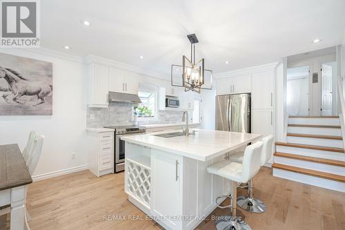 31 Guthrie Crescent, Whitby, ON - Indoor Photo Showing Kitchen With Upgraded Kitchen