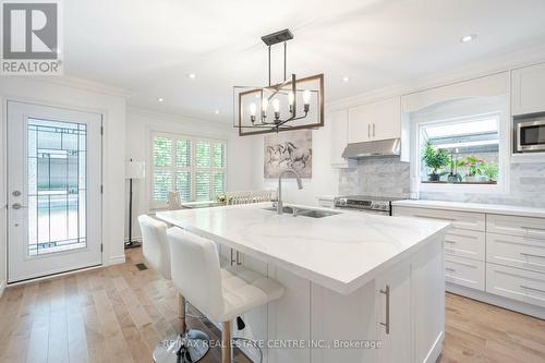 31 Guthrie Crescent, Whitby, ON - Indoor Photo Showing Kitchen With Upgraded Kitchen